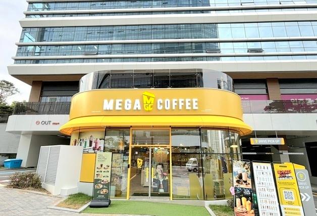 메가커피, '홈플러스 익스프레스' 인수 나섰다…인수의향서 제출
