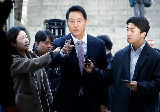 [뉴스1 PICK]‘여론조사비 대납 의혹’ 오세훈, 첫 재판 출석…”선거 시기와 맞물려 아쉬워”