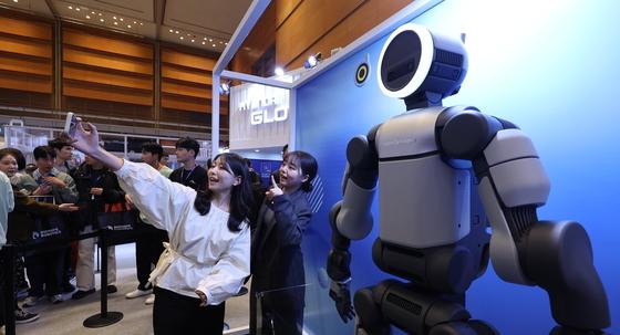 "사람 같네"…코엑스에 뜬 휴머노이드, 공장의 내일 바꾼다