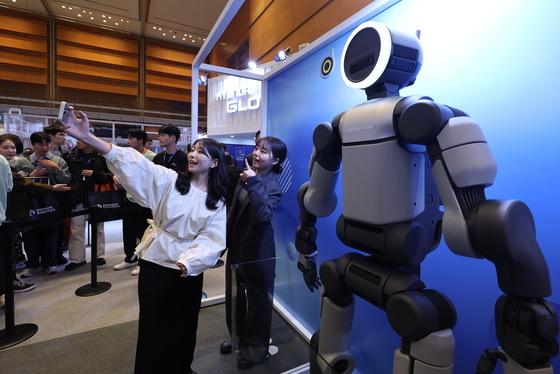 "사람 같네"…코엑스에 뜬 휴머노이드, 공장의 내일 바꾼다