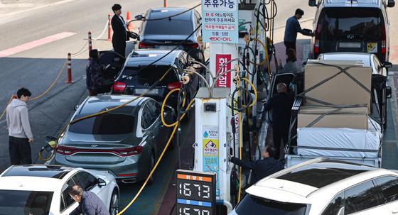 휘발유값 잡는 '최고가격제'…李 "위기 악용 폭리 엄단"