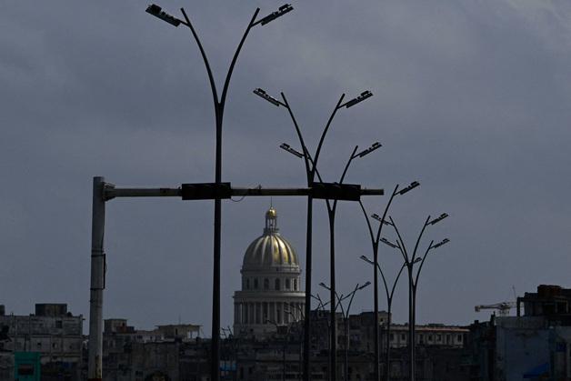 "국영TV도 방송 중단"…'전력난' 쿠바 거의 전역 정전 사태