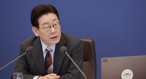 李 대통령 지지율 65% 다시 최고치…중도층 70%