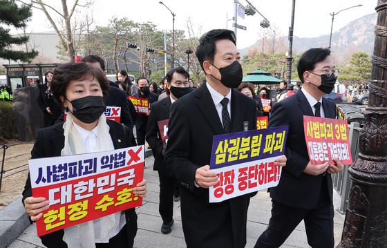 '검은 마스크' 장동혁 "권력이 판결문 쓰는 나라, 법치는 없다"