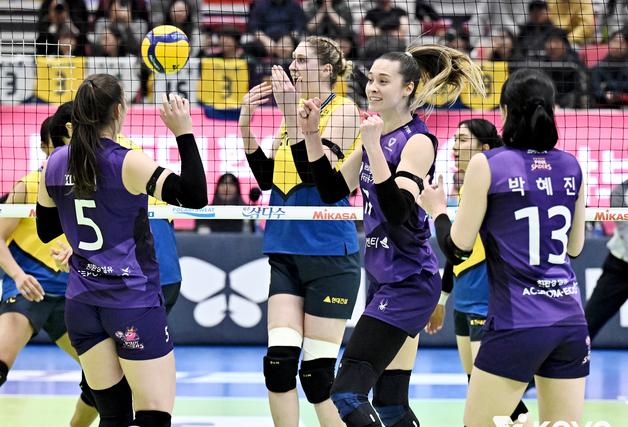 "준PO 없다" 3위 흥국생명, 2위 현대건설에 풀세트 접전 끝 승리