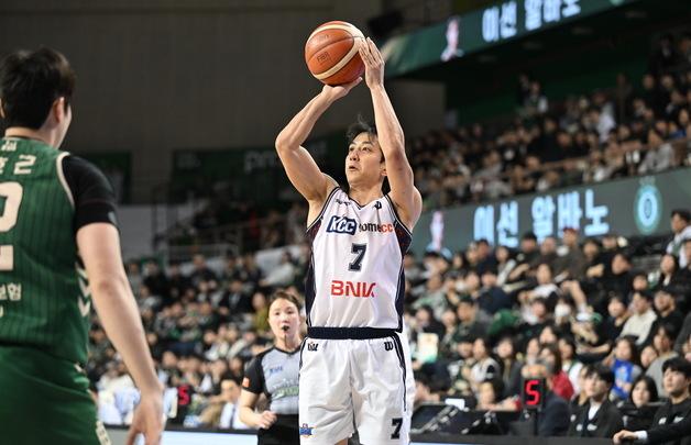 KCC, DB 20점 차 완파…허훈+숀 롱 66점 합작