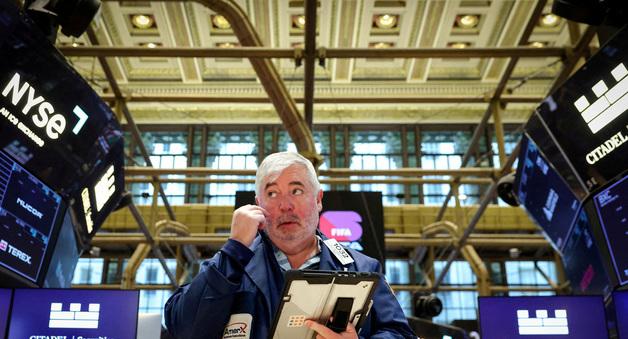 WTI 9% 폭등, 미 증시는 일제히 내려…다우 1.61% 하락