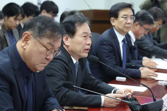 당정 "주유소 폭리 무관용…환율안정 3법 신속처리"