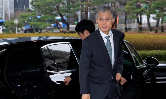 출근길 취재진 바라보는 조희대 대법원장