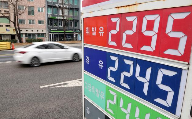 "300원 싼 곳 찾아왔어요"…기름값 비상에 '최저가' 주유소로