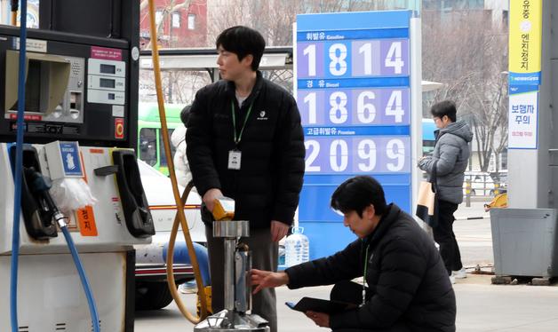 정부, 주유소 현장 점검...폭리에 무관용 원칙
