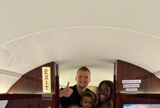 "3억이면 전세기, 왜 안하지"…英인플루언서 두바이 탈출기 뭇매