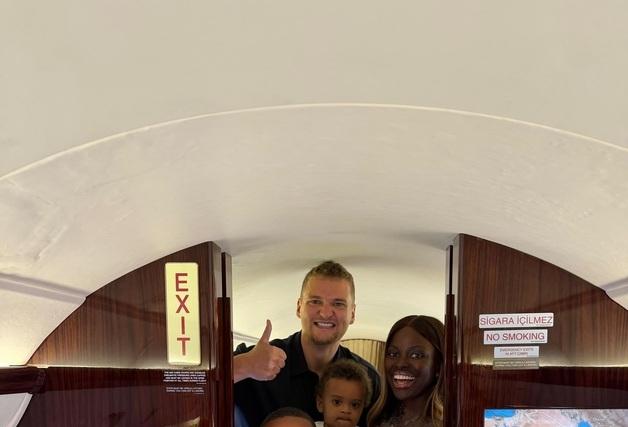 "3억이면 전세기, 왜 안해"…인플루언서 두바이 탈출기 뭇매