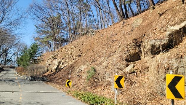 16억 들여 복원한 '상당산성 옛길' 수목 제거…예산낭비 논란