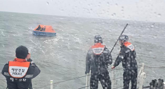 '보령 어선 침몰' 야간 수색 작업…기상 악화로 수색 난항