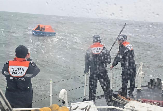 '보령 어선 침몰' 야간 수색 작업…기상 악화로 수색 난항