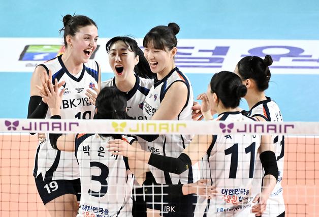 IBK, 최하위 정관장 꺾고 4위 도약…봄배구 희망 키웠다