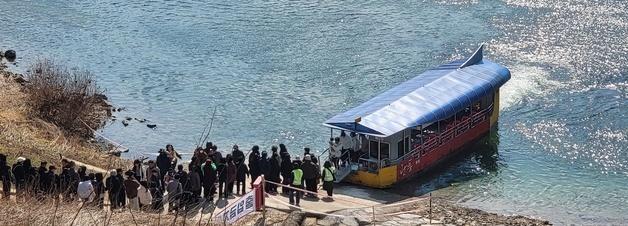 "왕사남 보고 왔어요"…영월 청령포에 몰려든 관광객들