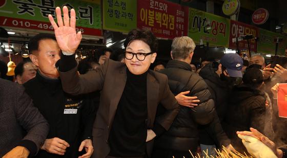 한동훈 구포시장 방문에 지지자 집결…"불편" "인기 좋다" 온도차