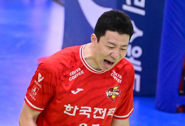 한전, 삼성화재 13연패 몰고 3위 도약…신영석 통산 1400블로킹
