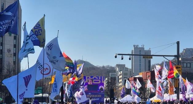 "올해의 여성, 탄핵 광장 선 여러분" 여성의날 '보랏빛 물결'