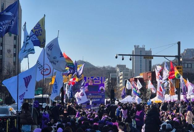 "올해의 여성, 탄핵 광장 선 여러분" 여성의날 '보랏빛 물결'