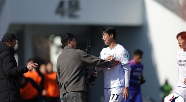 이정효 감독의 수원, 개막 2연승 신바람…파주 1-0 격파