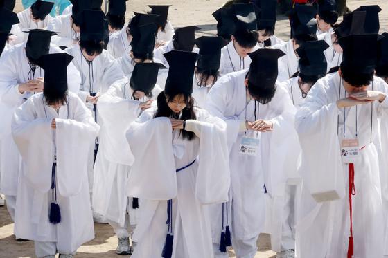 [뉴스1 PICK]성균관대, 전통이 맞이하는 미래...신입생 맞이 '신방례' 재현