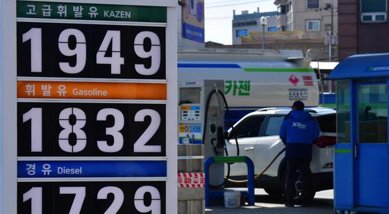 국제유가 100달러 '기름값 폭등'에…시름 깊어지는 화물차·배달 기사