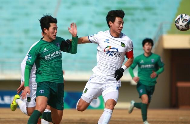 제천시민축구단, 창단 첫 경기서 0대 4패…2500여명 운집 