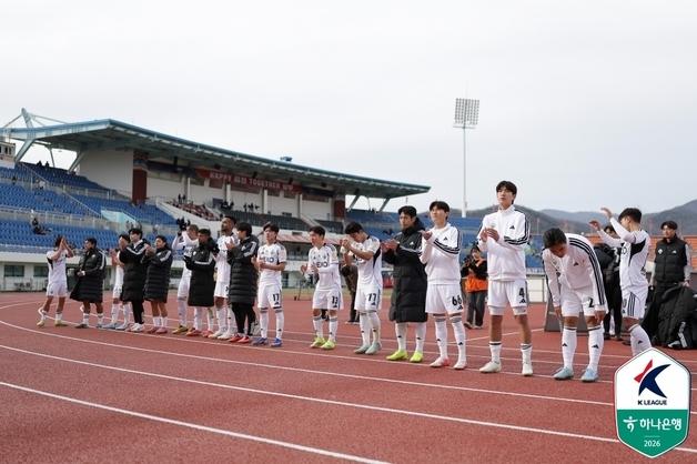 '디펜딩 챔피언' 전북, 개막 2경기 연속 무승…김천과 1-1 무승부(종합)