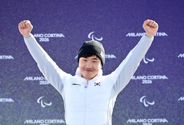 스노보드 '첫 메달' 이제혁 "평창 대회보며 꿈 키워"[패럴림픽]