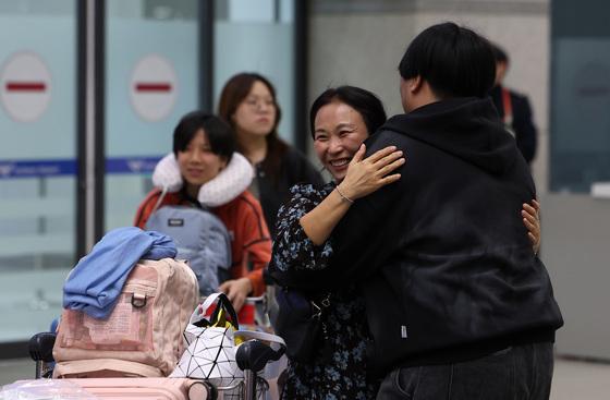 [뉴스1 PICK] UAE 체류 한국인, 전세기 타고 무사 귀국 '따뜻한 가족 품으로'