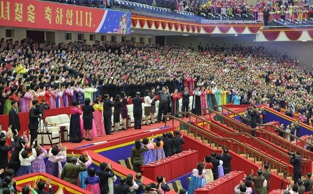 엄마 기립박수도 받은 주애…후계자 입지 강화된 '사랑하는 자제분'