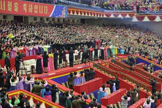 엄마 기립박수도 받은 주애…후계자 입지 강화된 '사랑하는 자제분'