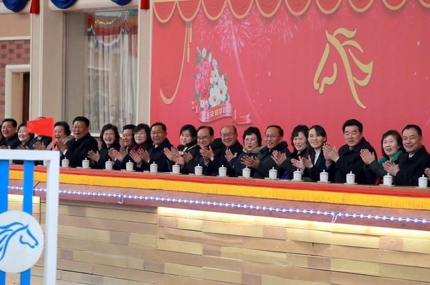 北 간부들, '부부동반' 승마경기 관람…김여정은 왜 혼자일까 