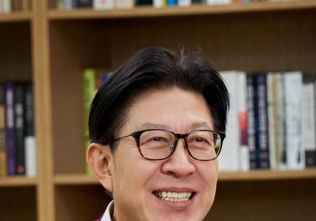 박형준 부산시장 공천 신청…"낙동강 전선 지켜 보수 살릴 것"