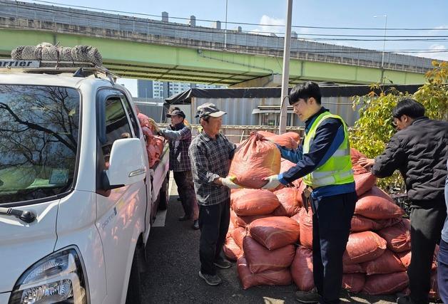 부산시설공단, 소나무 목재 칩 1000포대 시민에 무료 제공
