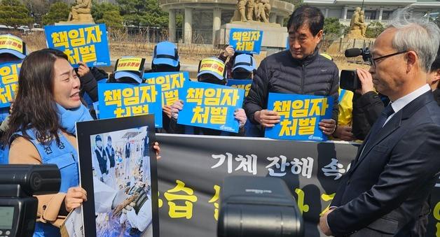 "1년 지나 父 유해 확인"…여객기 참사 유가족 "진상규명"