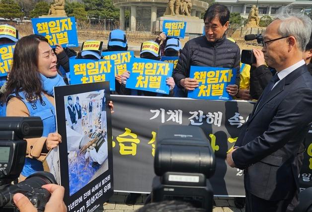 "1년 지나 父 유해 확인"…여객기 참사 유가족 "진상규명"