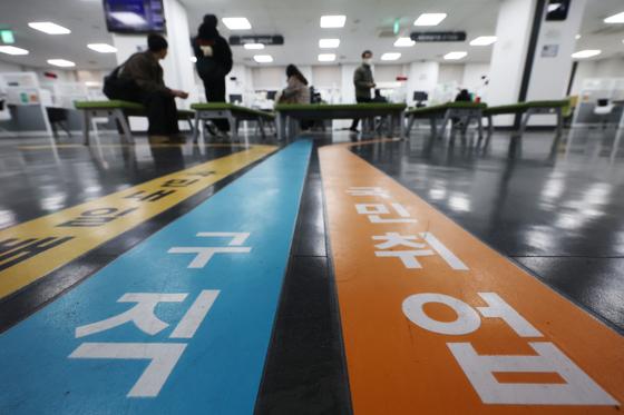 [뉴스1 PICK]신규 일자리 25만개 증발 "신입사원 안뽑고, 어르신 일자리도 없네"