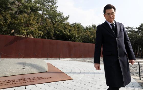 '서울시장 출마' 정원오, 첫 행보 DJ·盧 참배…李정부 공조 강조(종합)