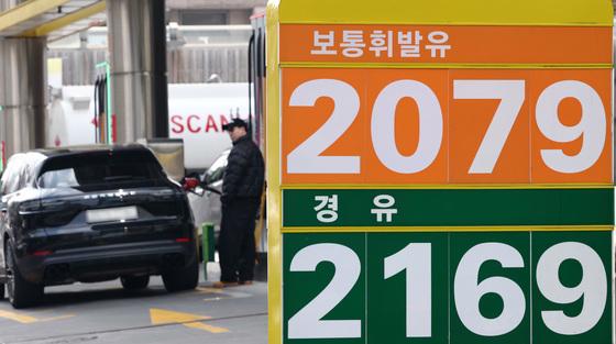 기름값 고공행진에 유통업계 '긴장'…"배송 중단·물가 상승 우려"