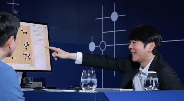 이세돌이 20분만에 '말'로 만든 바둑AI, 10년전 알파고 넘었다