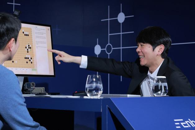이세돌이 20분만에 '말'로 만든 바둑AI, 10년전 알파고 넘었다