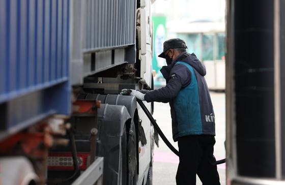 유가 급등에 정유주 '간 큰 베팅'…"무차별 하락, 변동성 유의해야"