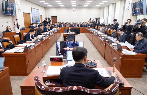 여야, '유가 급등' 폭리 대책 촉구…"초과 이윤 행태 대책 필요"