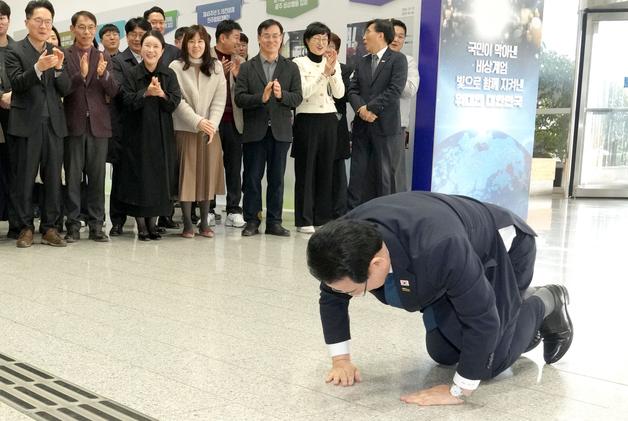 김영록 전남지사, 직원들에 '큰절' 올리고 전남광주특별시장 도전