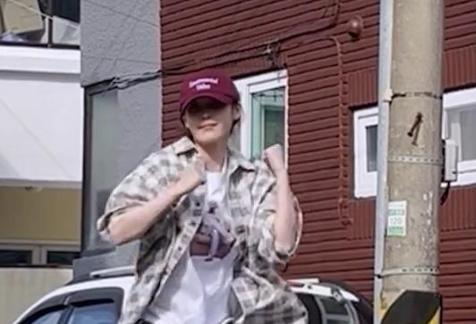 골목길에 나타난 아이유, 함께 춤 춘 친구들은 누구 [N샷]