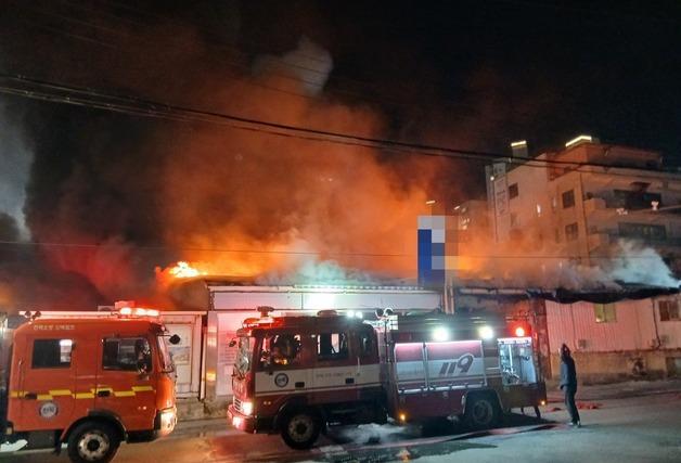 군산 싱크대공장서 불…진화 중